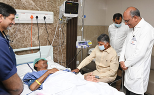 Chandrababu, T'gana DyCM visit KCR at hospital