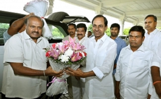 KCR, Kumaraswamy discuss national politics