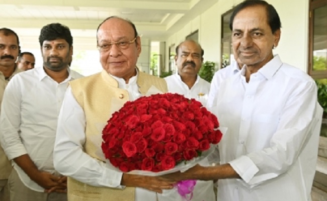 Vaghela meets KCR, discuss national politics