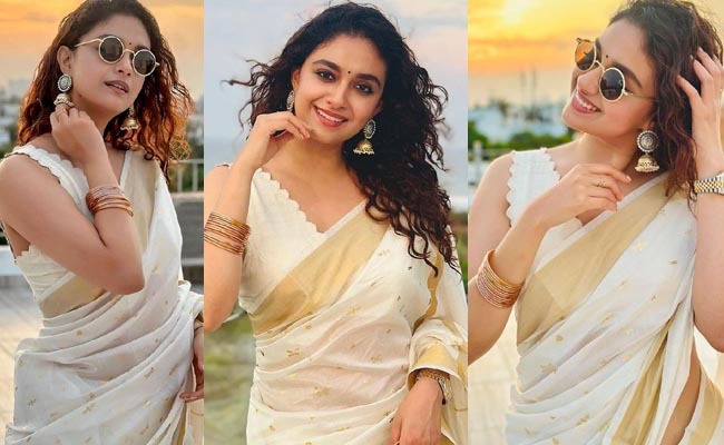 Pics: Beautiful Sister With Sleeveless Blouse
