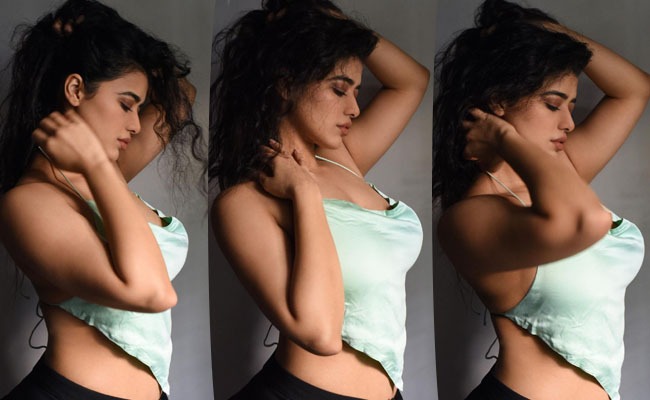 Pics: Explosive Beauty Poses Hot