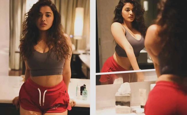 HOT: Ketika Sharma Lures With Awesome Poses