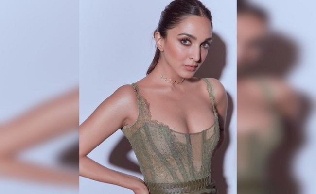 Pic: Kiara Stunning In A Thigh-High Slit Dress