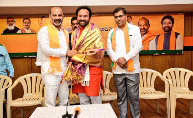 Kishan Reddy, Bandi Sanjay come together in a show of unity