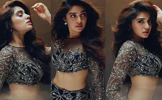 Pics: Miss Shetty Glows Hot In Black