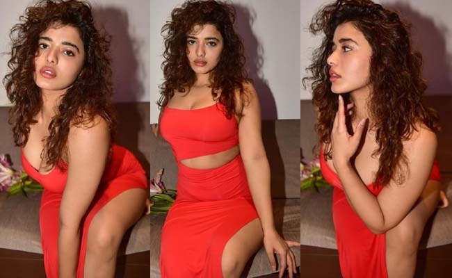 Pics: Miss Sharma Blasts With Thigh Show