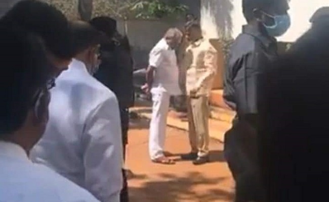 Naidu Speaks to KVP, at Yadlapati's Dead Body