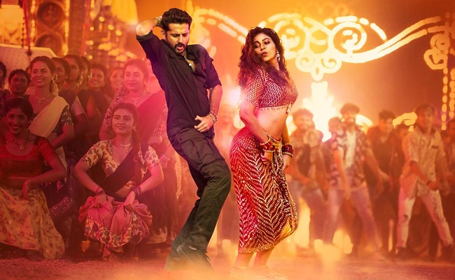 Ra Ra Reddy Song: Nithiin, Anjali's Mass Dances