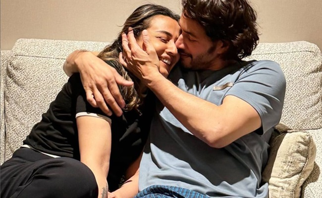 Mahesh holds wife Namrata close in New Year photo