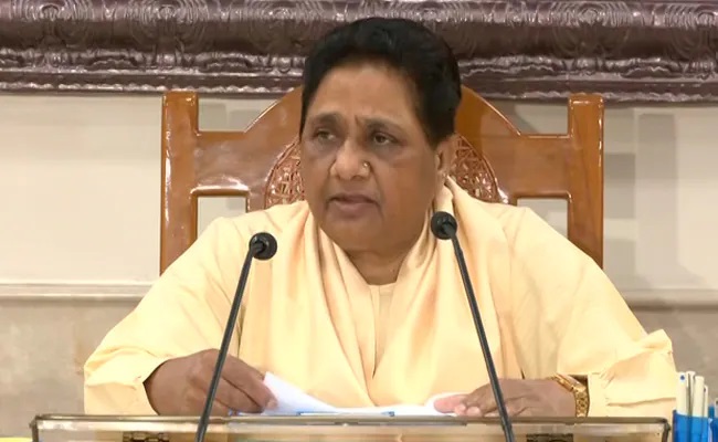 Mayawati gives a shock to KCR!