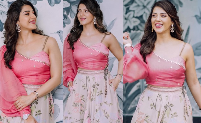 HOT: Radiant Beauty With Charming Smile