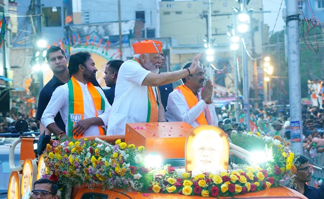 PM Modi's roadshow in Hyd draws huge crowd