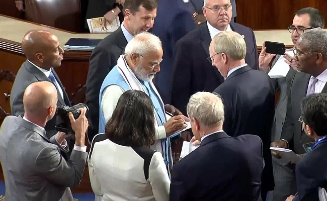 US lawmakers click selfies with PM Modi, queue for autographs
