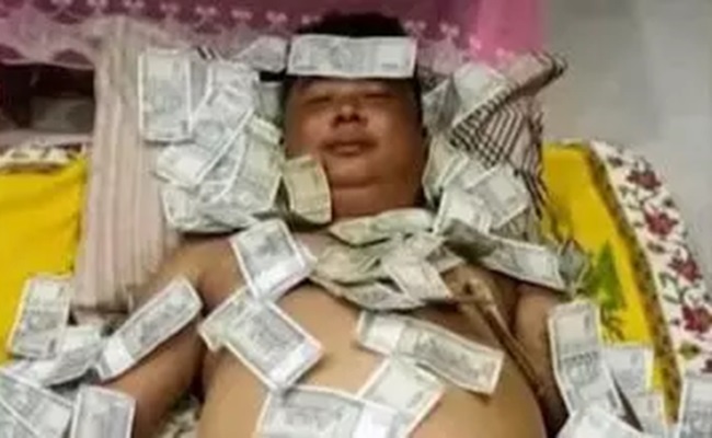 Viral: Leader Sleeping On Rs 500 Notes Pile