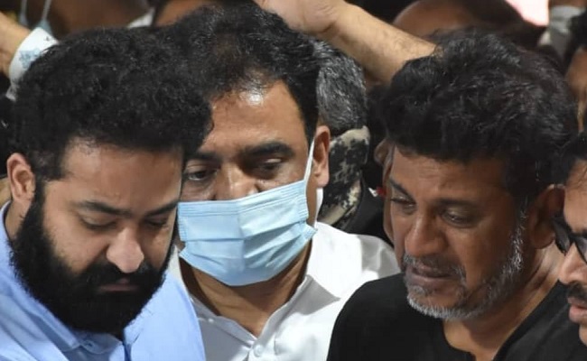 NTR inconsolable at Puneeth Rajkumar's passing away