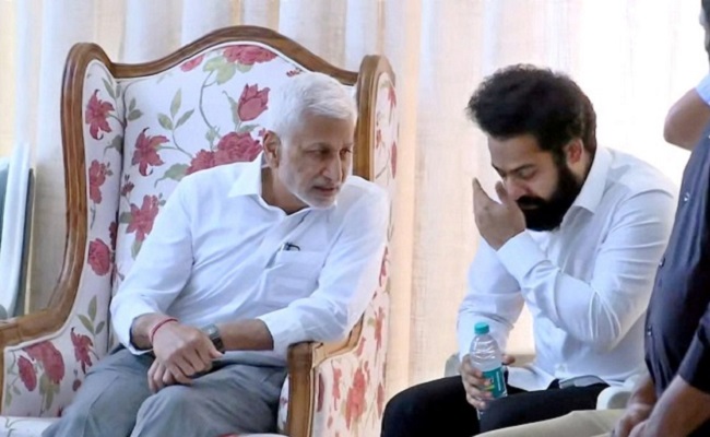 NTR get emotional at Taraka Ratna's house