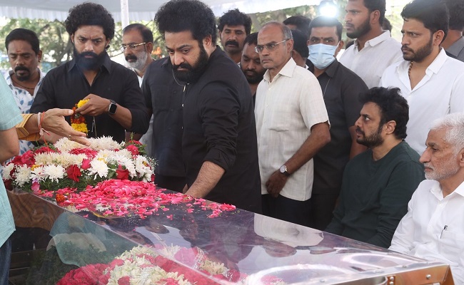 Tollywood, politicians pay last respects to Taraka Ratna