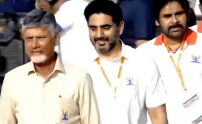Trending Pic: See Who Is Behind Whom