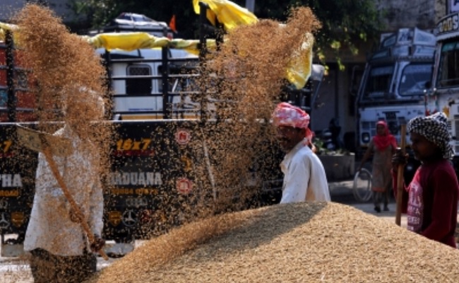 T'gana minister threatens to dump paddy at India Gate