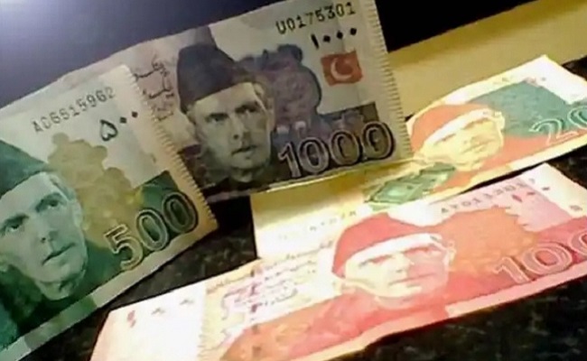 Rich Pakistanis rush to hoard dollars anticipating financial meltdown