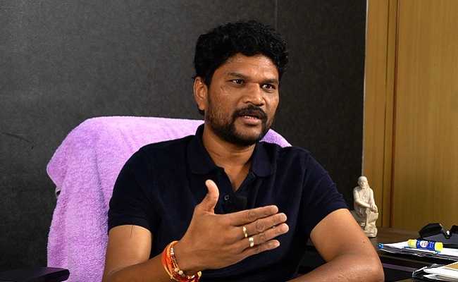 Parasuram Defends 'Leg' Scene in SVP