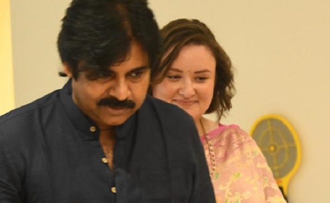 Fact Or Fake: Pawan Kalyan's Latest Photo With Wife