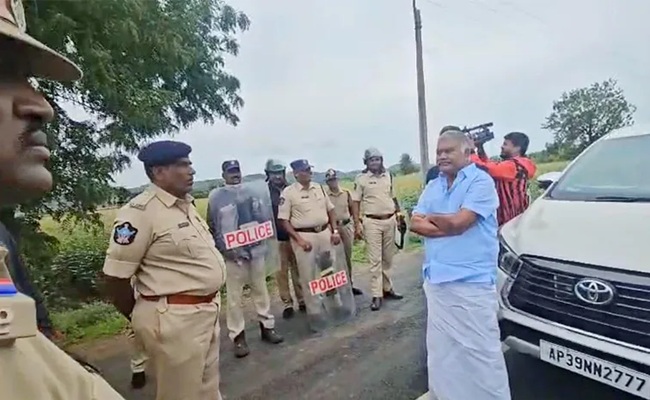 Tadipatri tense, as cops stall Pedda Rddy entry