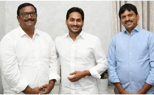 Ponguleti takes Jagan blessings before joining Cong
