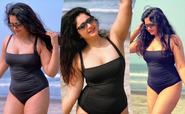 Pics: Miss Poonam Loots Hearts In Black