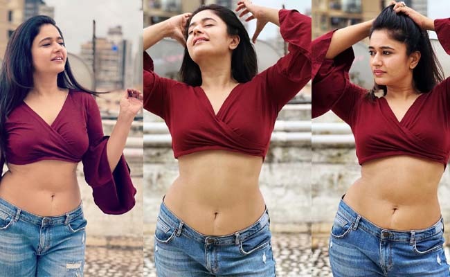 Pics: Lady Shows Her 'Navel' Force