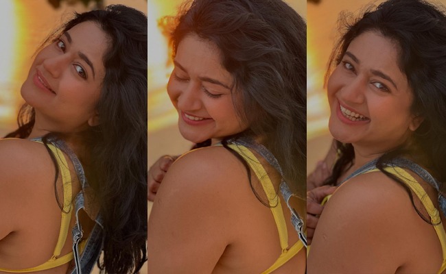 HOT: Poonam Glows Bright With Smile