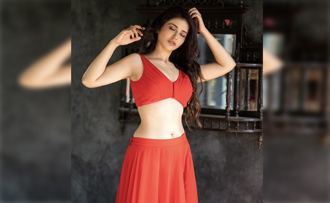 Pics: Enchanting beauty Priyanka looks hot in RED