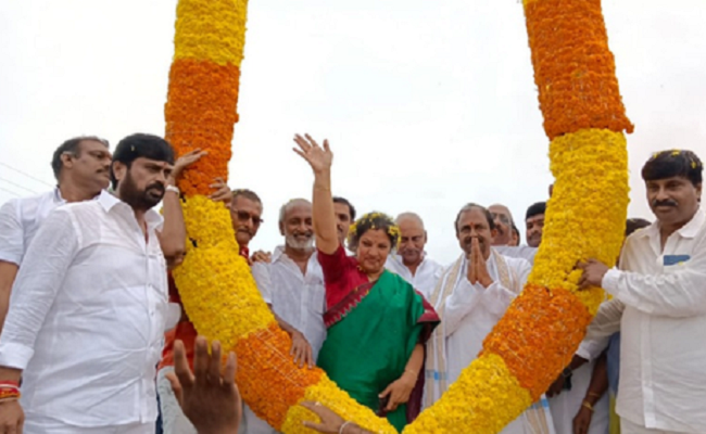 Purandeswari takes charge, attacks Jagan government