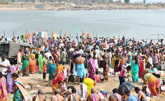 Andhra priests in big demand in T'gana pushkarams!