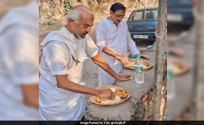 Rajinikanth Enjoys Food From Roadside