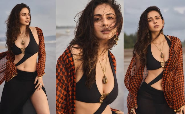 HOT: Evergreen Beauty In Subtle Poses