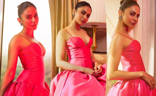 Pics: Lady Charms In Bright Pink