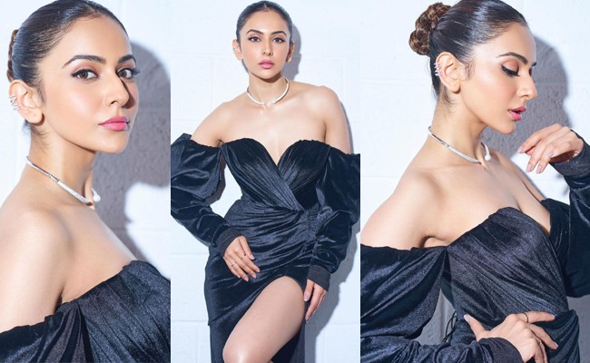 Rakul raises the temperature with stunning pics