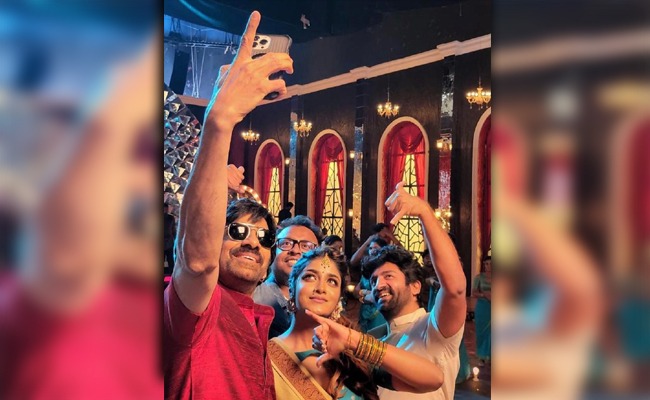 Pic Talk: Ravi Teja's Selfie With Hottie