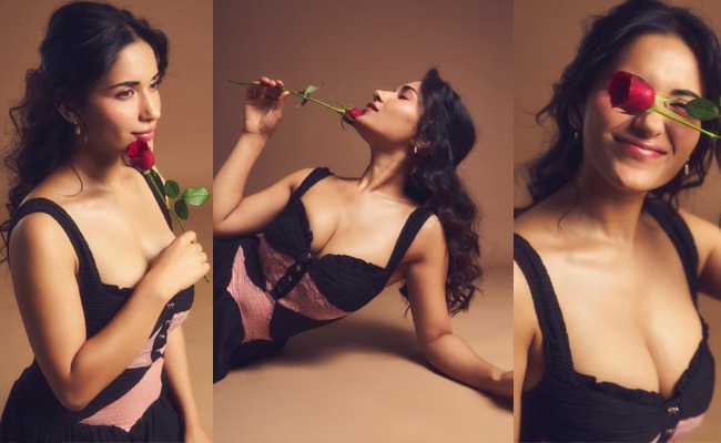 HOT: Ruhani Sharma Sizzles Like Never Before