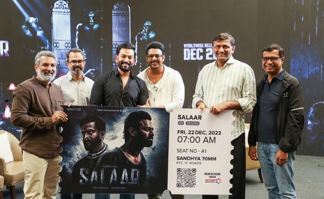 Rajamouli Buys 1st Ticket Of Salaar