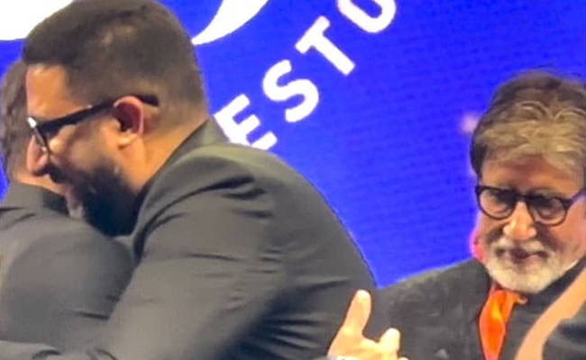 Salman gives a bear hug to Abhishek at b'day party