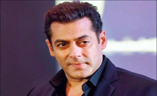 Duo on motorcycle opens fire near Salman's home