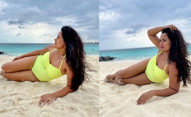 Pics: 43 Year Old Actress Blasts In Bikini