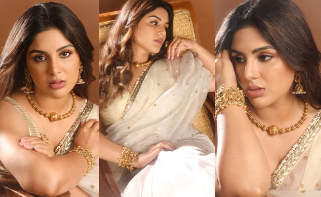 HOT: Popular Actress In Dreamlike Poise