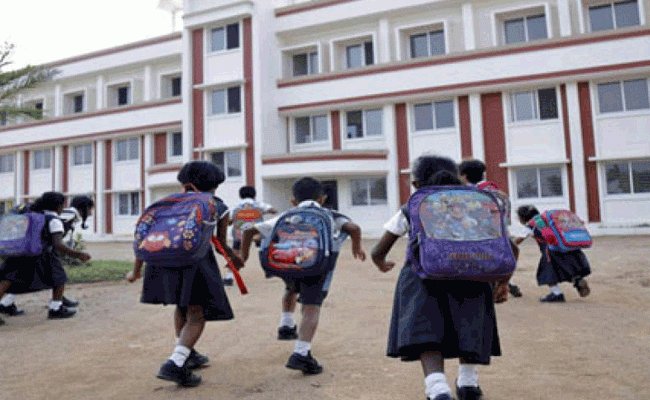 Schools reopen in Telangana with thin attendance