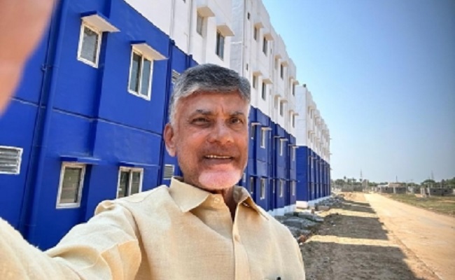 Chandrababu Naidu's selfie challenge to Jagan