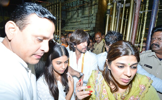 Shah Rukh Khan offers prayers at Tirumala temple