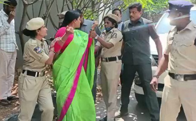 Sharmila slaps cop for manhandling her!