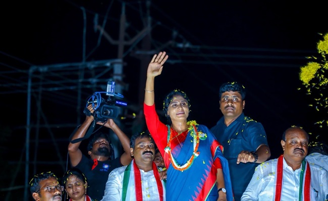 Jagan lacks manners, says sister Sharmila over saree remark